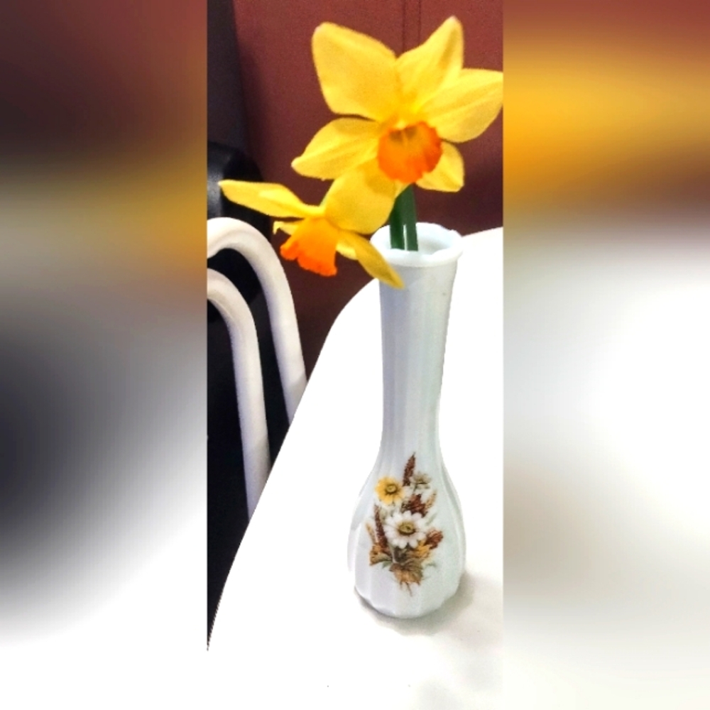 Rare With Flowers Vintage CLC White Milk Glass 8.5" Bud Vase Scalloped Edges 2